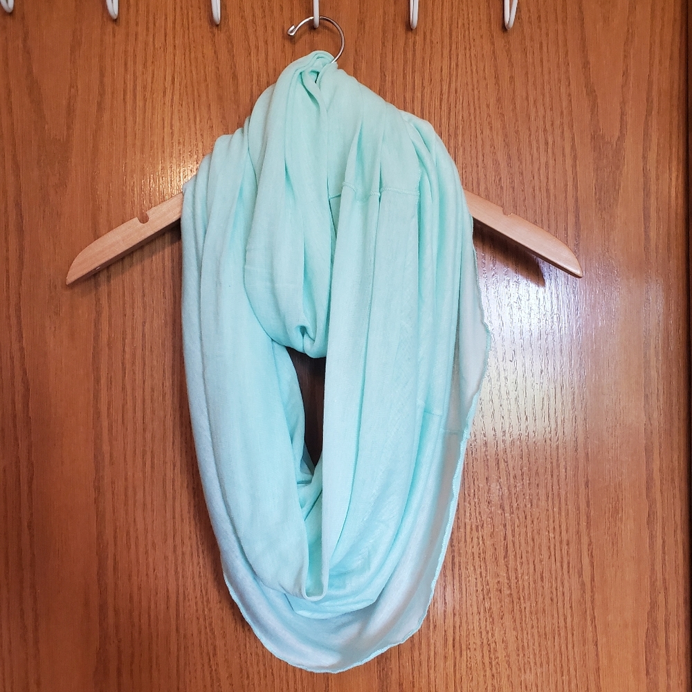 😎 Mint Green Infinity Scarf